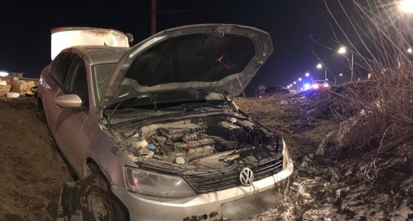 В Челнах водитель на авто «спихнул» с дороги в кювет «Фольксваген»