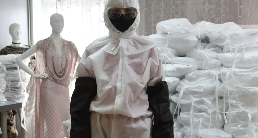 3000 защитных костюмов для медиков