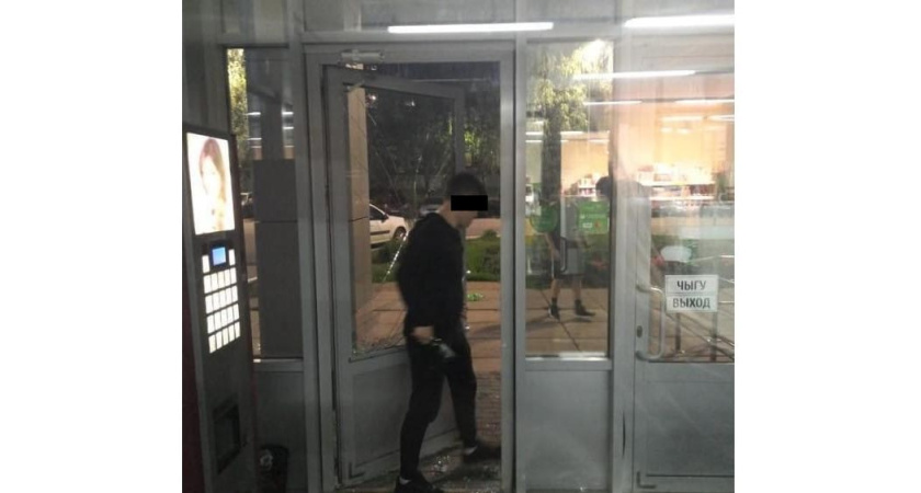 Подростки устроили погром в магазине «Челны-Хлеб» в 44-м комплексе