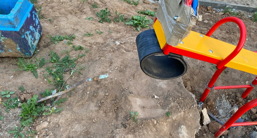 Детская площадка по-челнински: вместо карусель булыжники и штыри