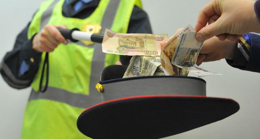 Попался: в Челнах сотрудник ГИБДД просил перечислять взятки его другу