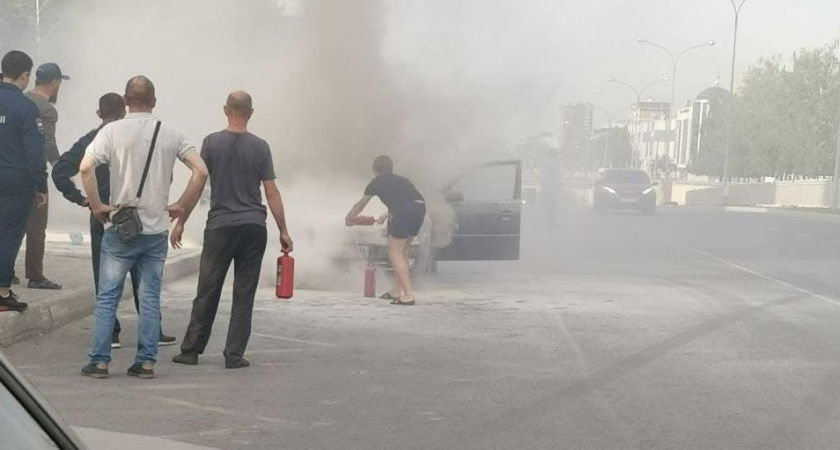 В Челнах на Московском проспекте на ходу вспыхнула старая иномарка