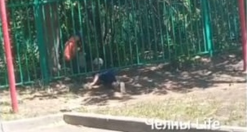 Без присмотра: в Челнах в садике дети гуляют за забором