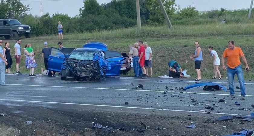 Жуткое ДТП: под Челнами иномарка столкнулась с грузовиком