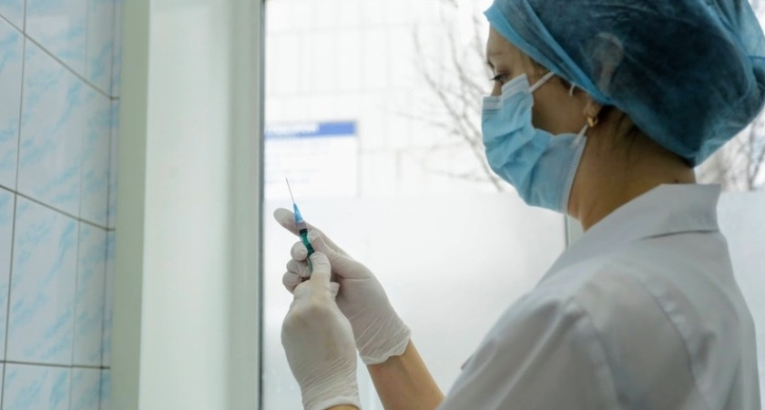 Стало известно, кому прививку от коронавируса делать нельзя