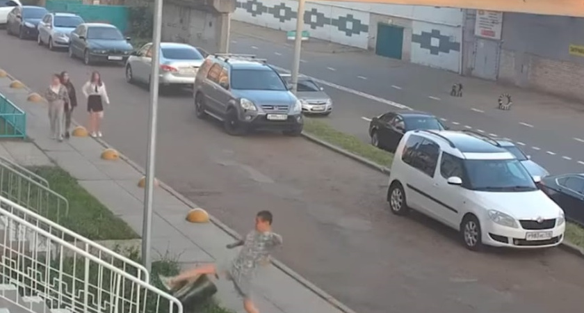 Попали в больницу: в Челнах подростки «подрались» с урной