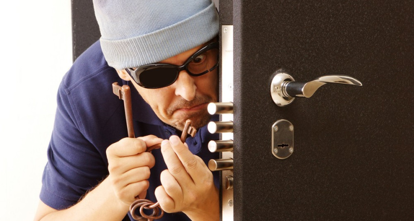 Челнинец тайно проникал в офисы и крал вещи