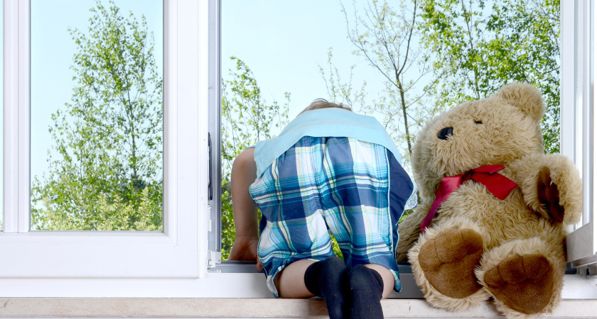 В Челнах 5-летний ребенок выпал из окна 3-го этажа