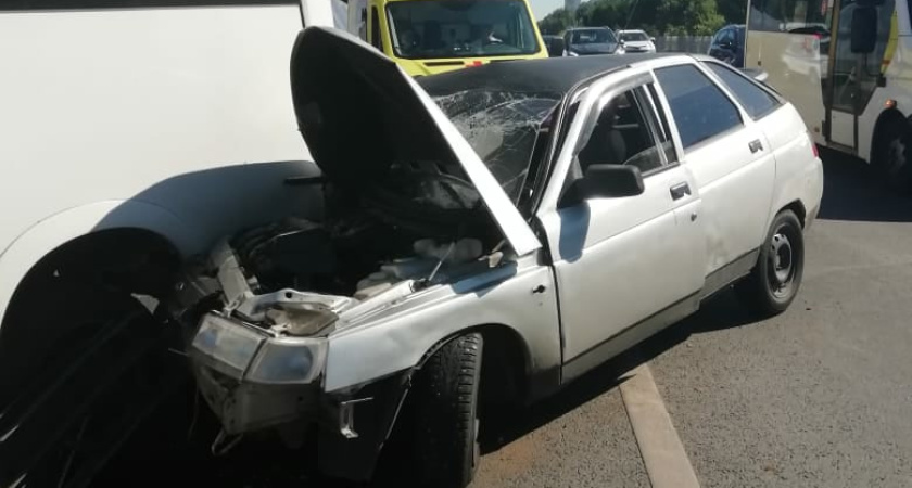 Залетел под автобус: ДТП на остановке Театр кукол