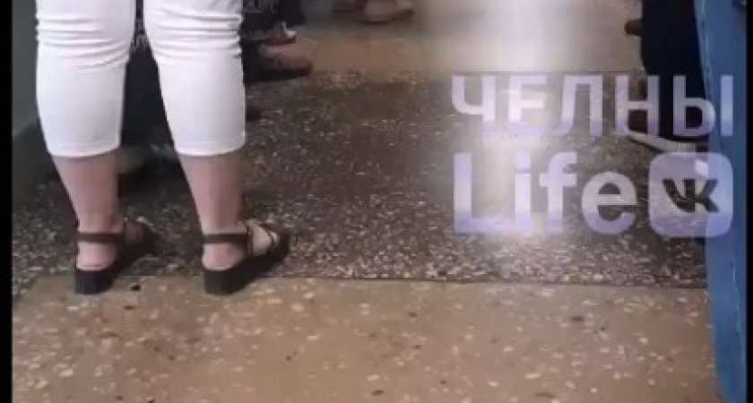 В челнинской поликлинике длиннющая очередь на прививку от коронавируса