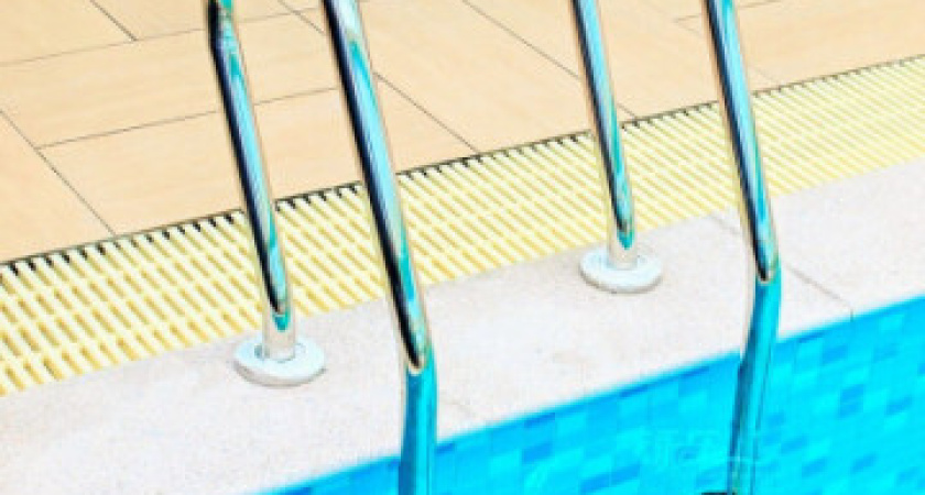 В Татарстане мужчина умер от удара током в бассейне после прыжка в воду