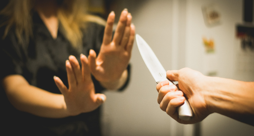 Обезумевший от ревности мужчина напал на возлюбленную с ножом, узнав о ее прошлом