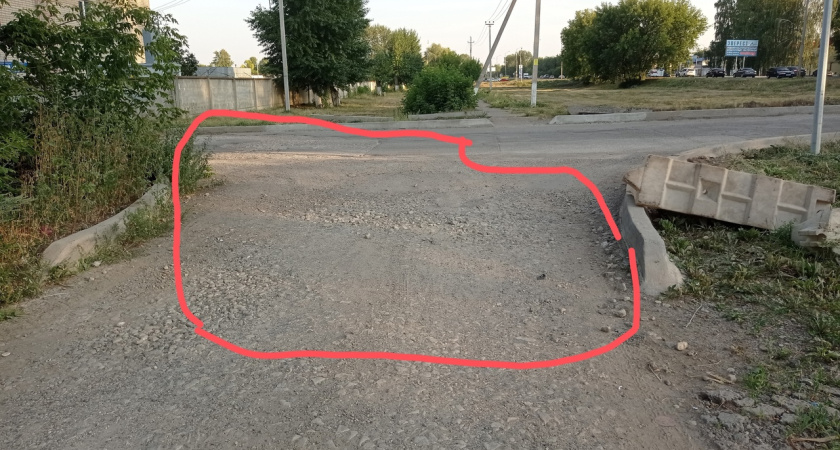 В Челнах сделали дорожку для пешеходов с препятствиями