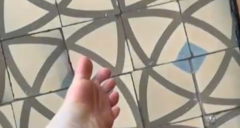 Песок к ногам прилипает! В челнинском садике не моют полы