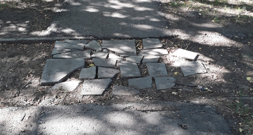 Программа «Заброшенный двор»: «Дыры в тропинке, бордюры не поставлены»