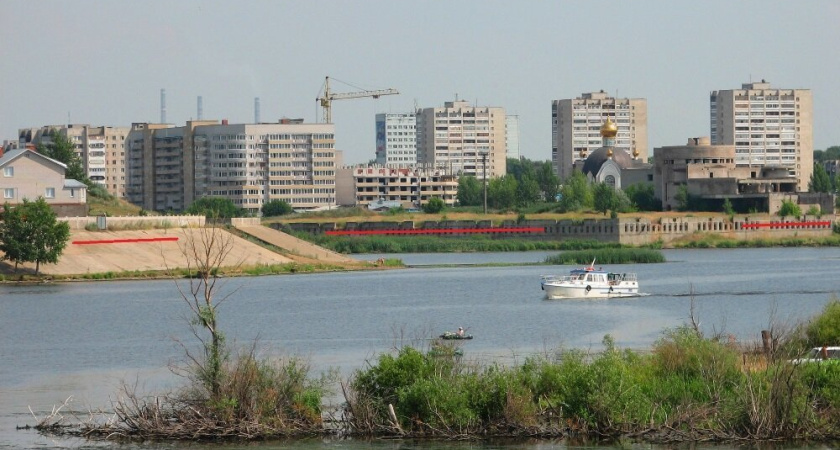 Переоценили силы: в Челнах дети прыгали с причальной стены в Каму