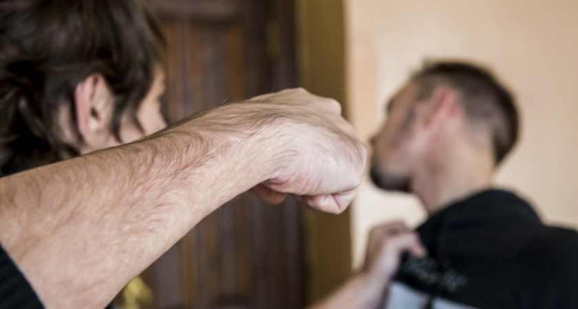 Алкоголь и карты: в Татарстане после удара кулаком мужчина ударился головой о бетонку