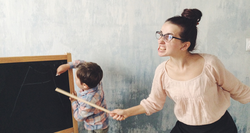 Не только пряник: в Татарстане воспитательница замахивалась на малышей палкой