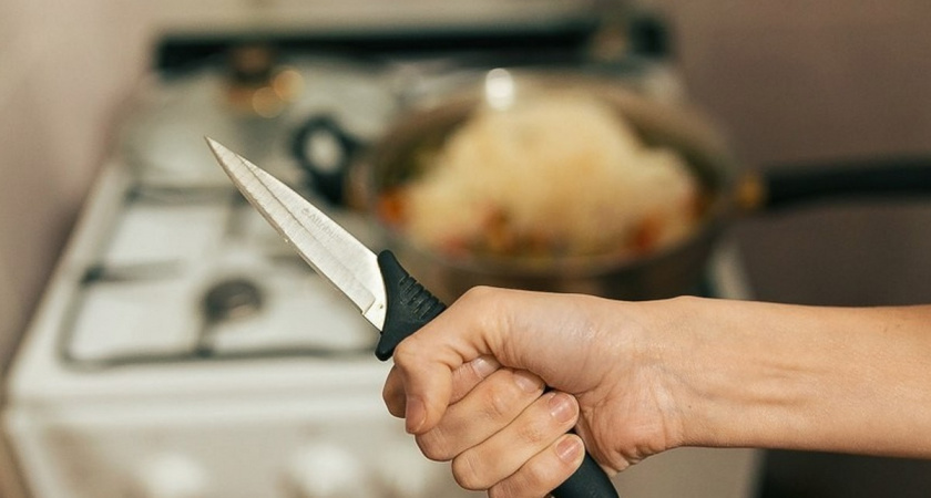 В Челнах пьяная женщина набросилась с ножом на подружку