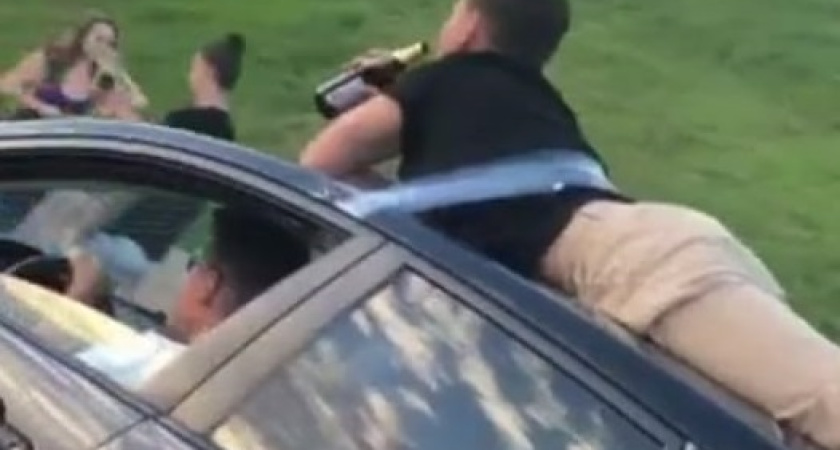 Казанца, прокатившего друга на крыше «Мазды», привлекли к ответственности