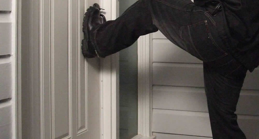 Без стука и звонка: челнинец ранним утром ворвался в квартиру к девушке