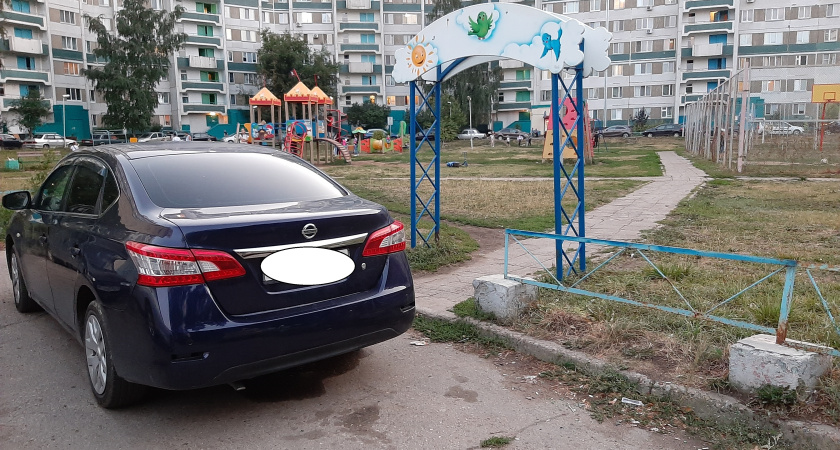 «Так в Челнах паркуются цари» или «Как проехать с коляской?»