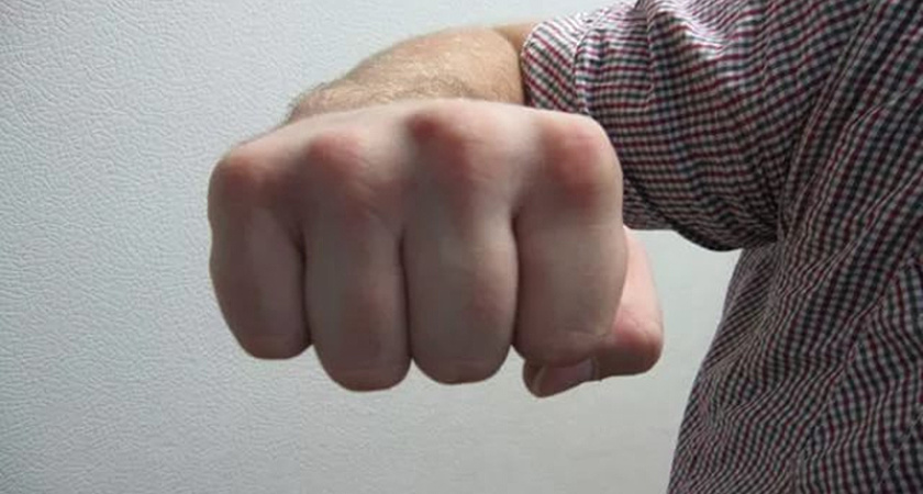 В ТЦ челнинца избил незнакомец за то, что тот отказался вызвать ему такси