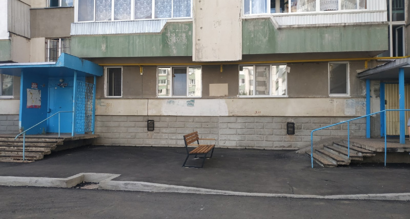 В Челнах установили скамейку прямо под крышей дома