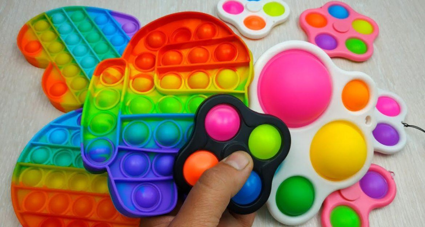 Роспотребнадзор проверит, опасны ли поп-ит и симпл-димпл для детской психики