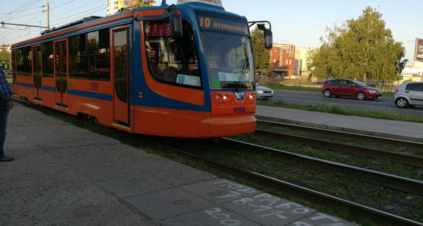 И вновь жалобы: в Челнах в трамвае кондуктор и водитель ездят без масок