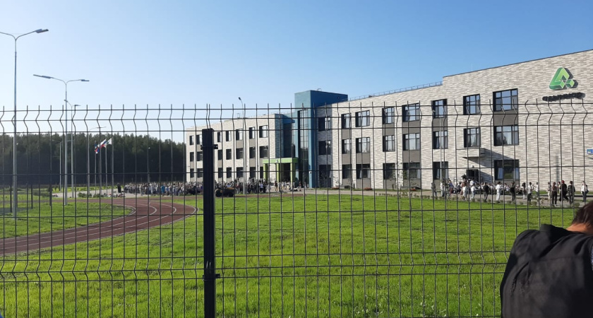 «У передовой гимназии парковка на 2,5 машины»