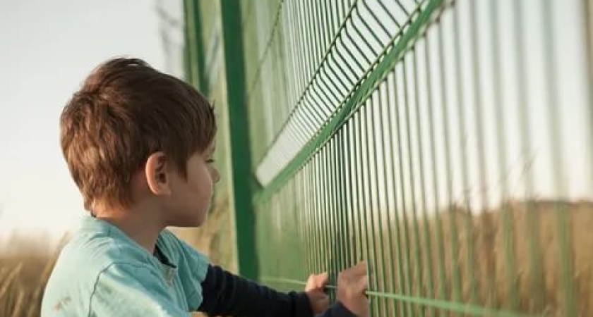 Перелом ноги: в Татарстане в парке на 13-летнего мальчика упал забор