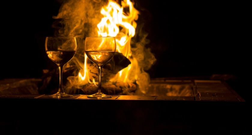 В Татарстане пенсионерка распивала спиртное с сыном, не заметив, как загорелся их дом