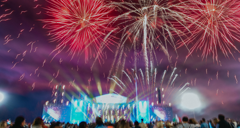 Целый час ждали! Вчера обещанный салют начался не в 21, а в 22:00