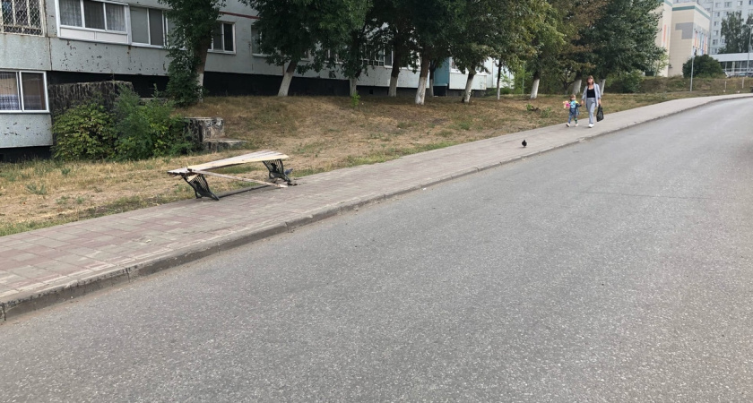 В Челнах водитель автобуса снес скамейку и скрылся