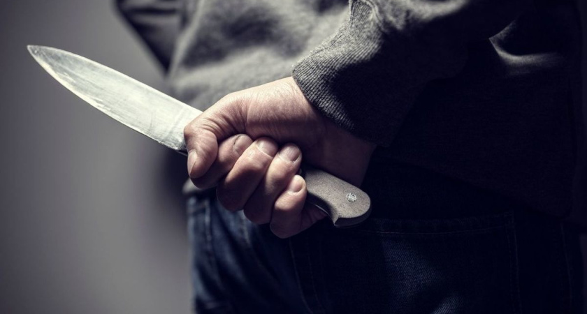 Пьяный челнинец набросился на лежащего в кровати брата с кухонным ножом