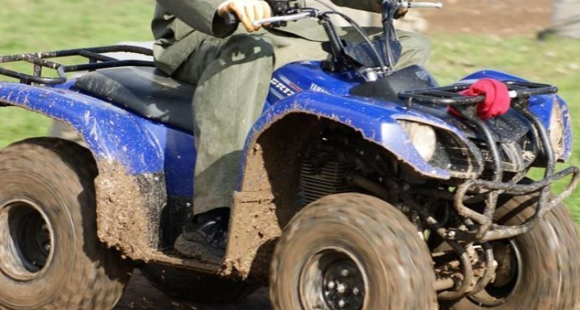 В Татарстане пьяная женщина села за руль квадроцикла и въехала в ограждение