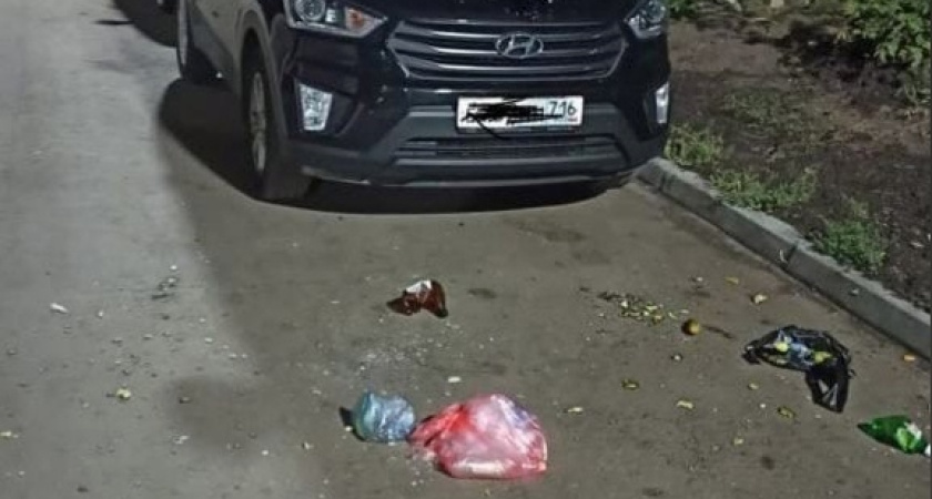 Когда очень лень: челнинцы выкидывают мусор прямо с окон