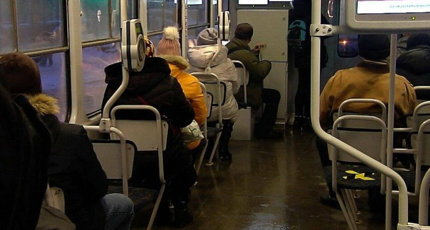 В Челнах в трамвае дебоширы испинали сделавшего им замечание пассажира