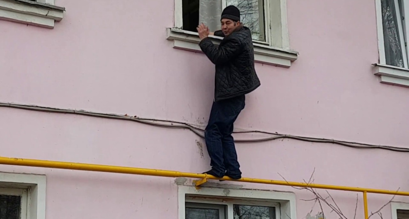 Челнинец по газовой трубе через окно проник в квартиру знакомой