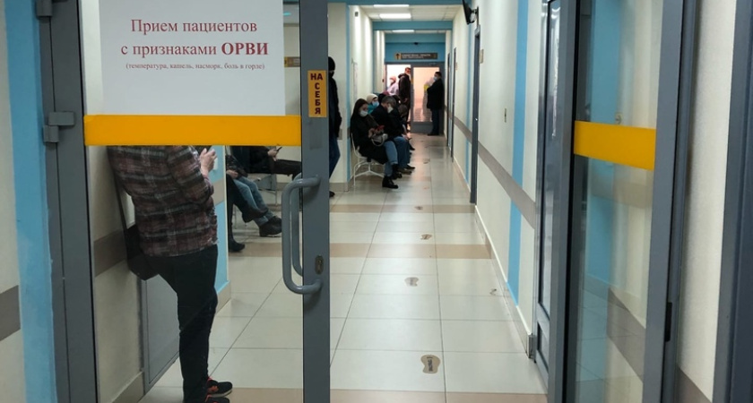 В поликлинике люди с температурой стоят в очередях