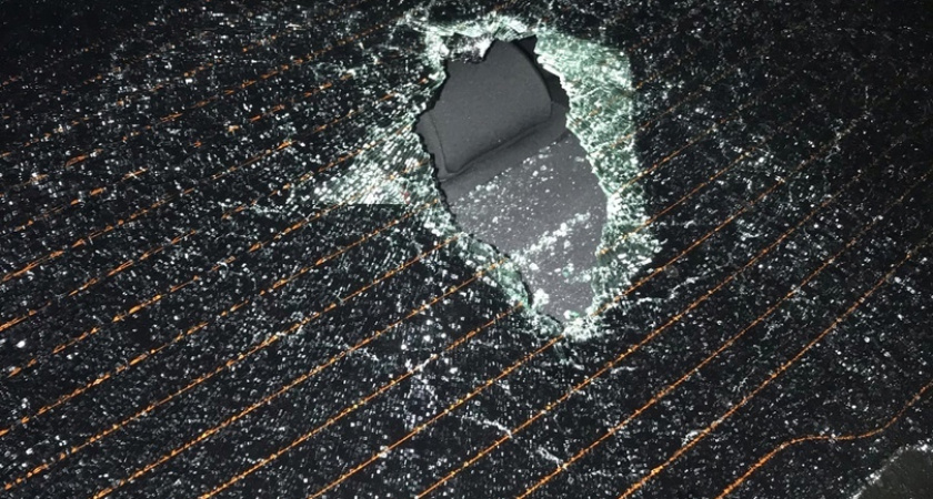 «Хорошие» выходные: челнинцы кидали бутылки с балкона и попали в авто