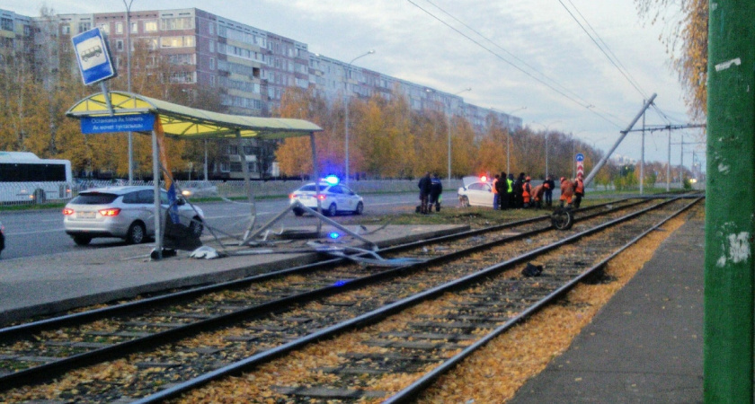 В Челнах пьяный водитель на БМВ снес остановочный павильон