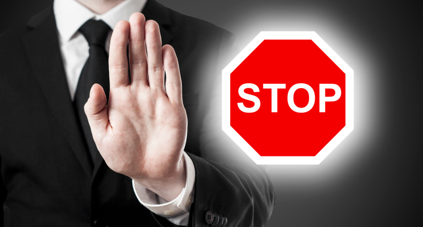 На каком основании: продавца, который вышел из ТЦ покурить, не пустили обратно