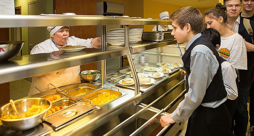 В Челнах в школе №44 старшеклассников отказываются обслуживать в буфете