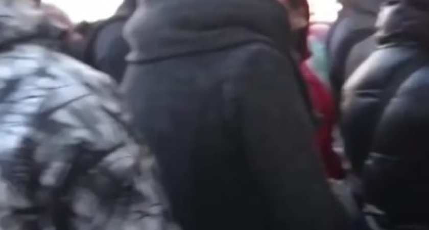 «Люди падают в обморок, вот тааааакая очередь»