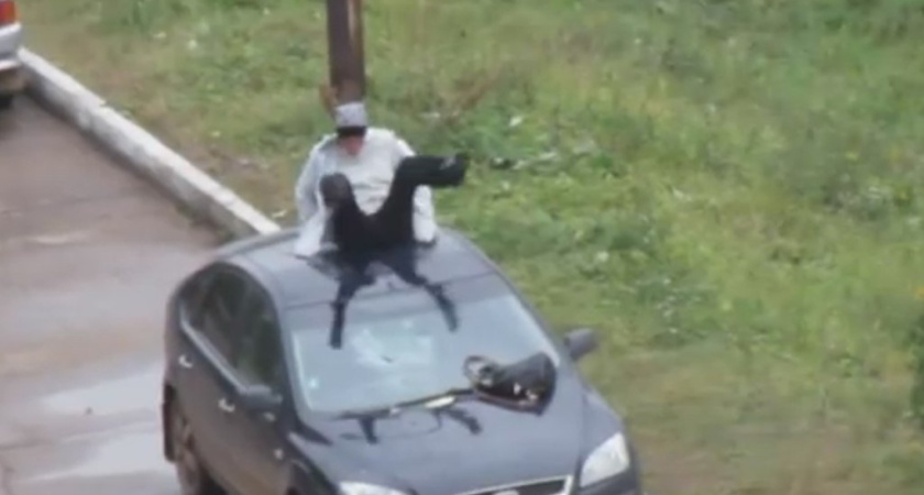 Челнинец попрыгал на крыше чужой иномарки, «помяв» машину на   160 тыс. рублей