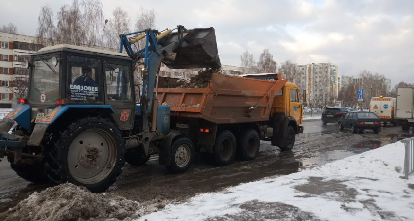 В Челнах подготовились к непогоде: заготовлено 1 тыс. тонн пескосоляной смеси