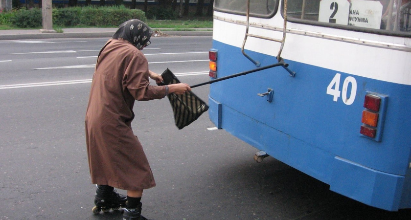 Как теперь ездить? 23 тысячи льготных карт пенсионеров заблокированы