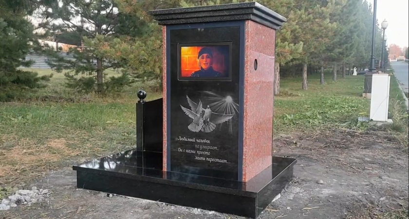 Вот дает! Челнинец изготовил первый в России погребальный памятник с телевизором